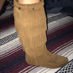Minnetonka Fringe Boots 5 layer 💖